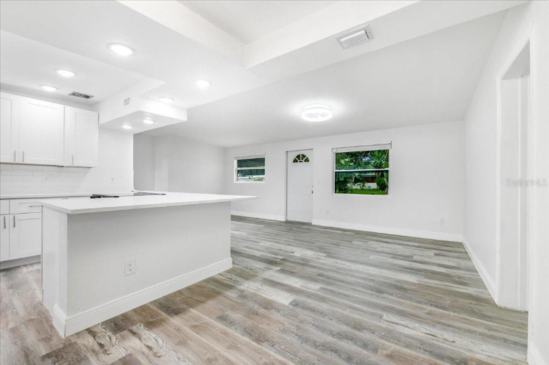 2110 Alemanda Dr - Photo 7 of 20