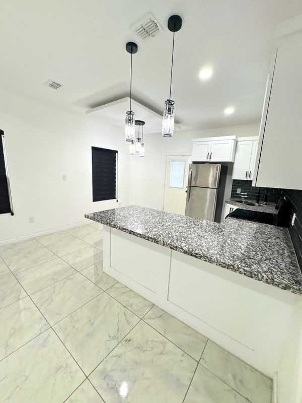 912 N Woodson Ave ##1 - Photo 3 of 14