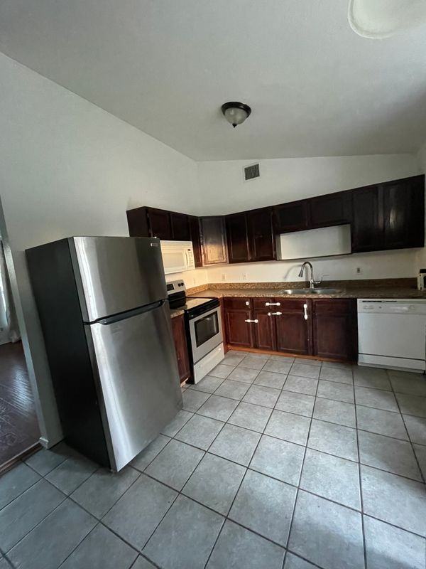 6429 Lyons St - Photo 7 of 17