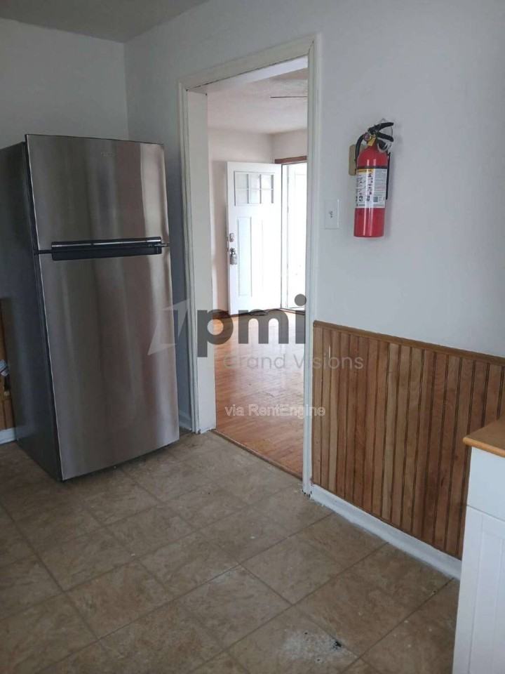 1404 S 6th St - Photo 3 of 10