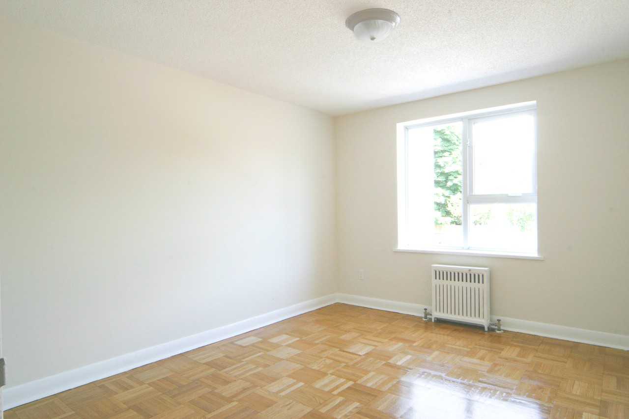 Ranleigh Manor - Photo 5 of 10