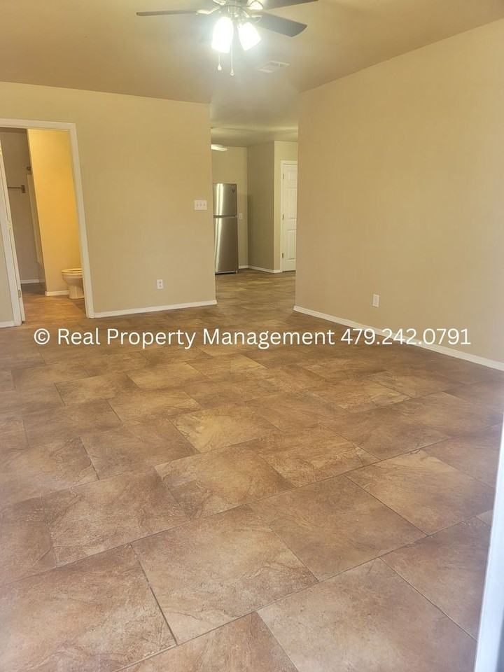 919 Harris Dr - Photo 2 of 26