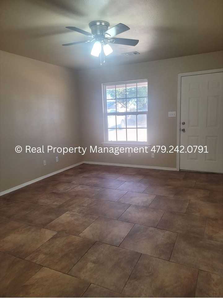 919 Harris Dr - Photo 3 of 26