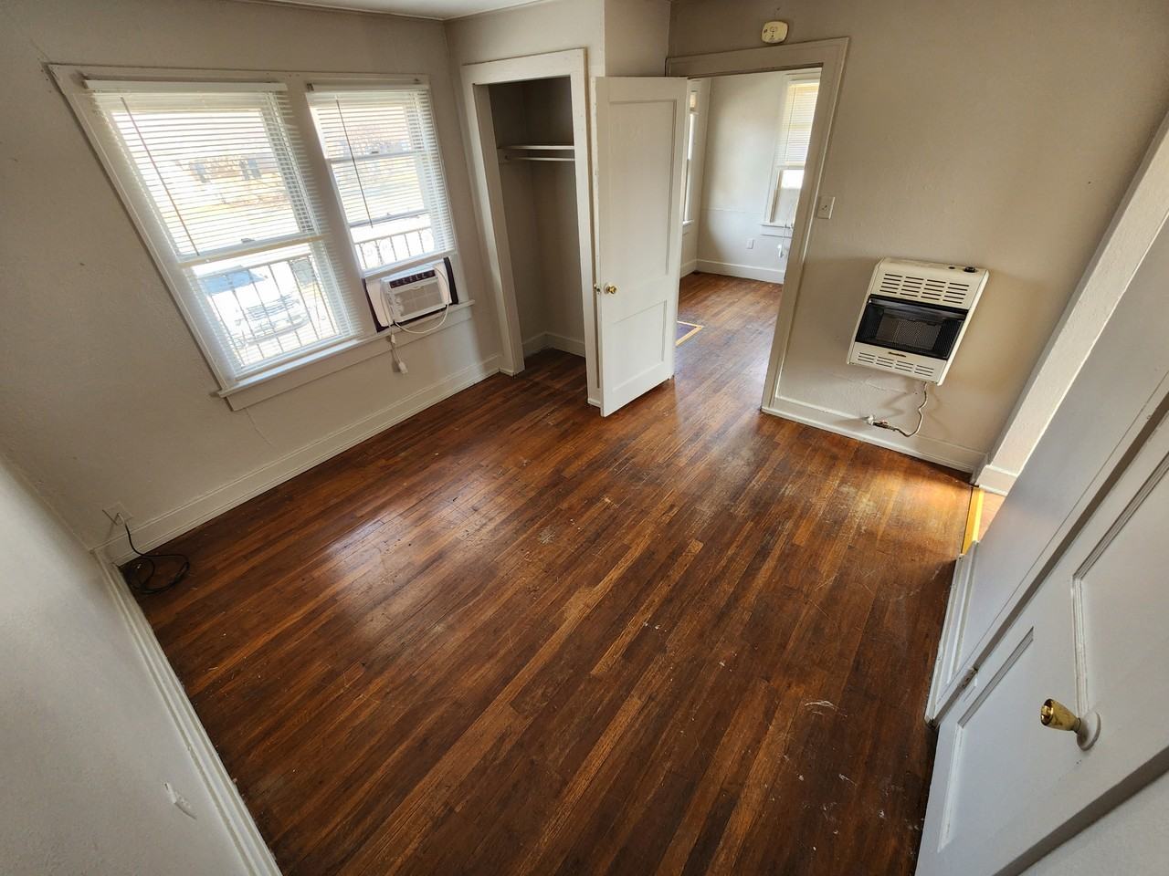 811 1/2 E 17th St #1 - Photo 2 of 7