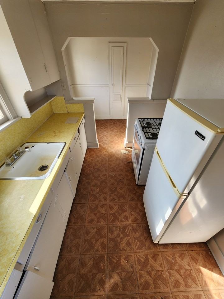 811 1/2 E 17th St #1 - Photo 5 of 7