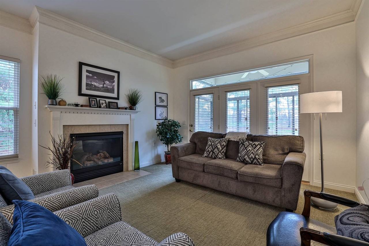 11633 Chancery Ln - Photo 3 of 26