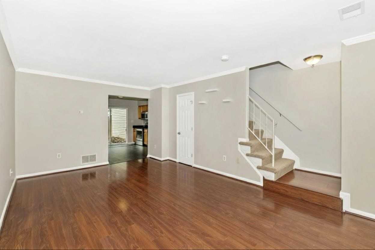 584 Cotswold Ct #NA - Photo 4 of 20