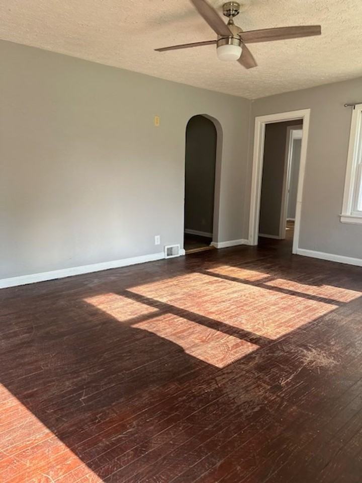 1302 N Woodburn Ave - Photo 2 of 12