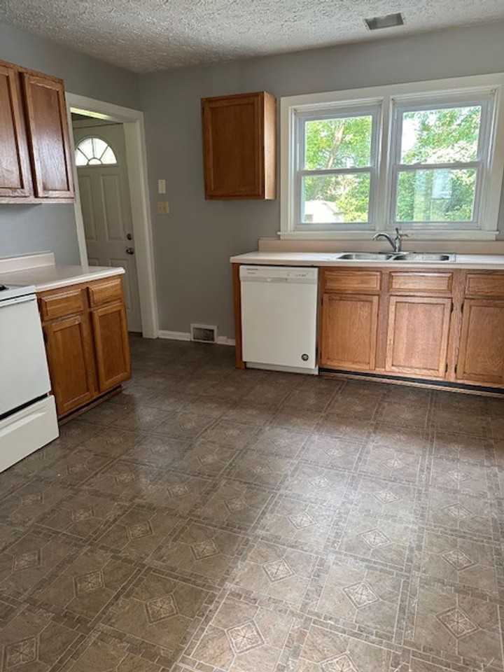 1302 N Woodburn Ave - Photo 3 of 12