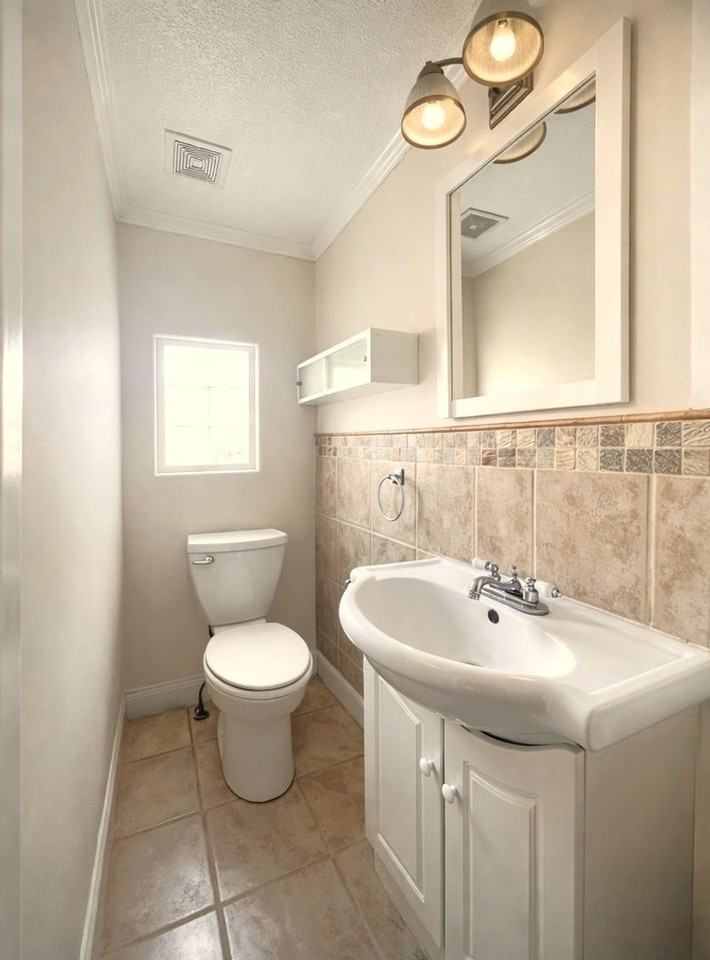 416 E 63rd Ter - Photo 5 of 13