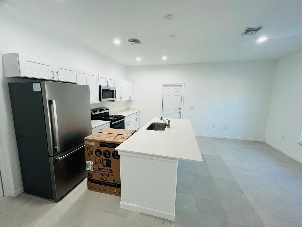 717 Tunney St - Photo 7 of 17