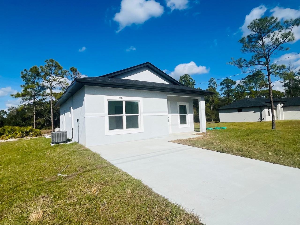 2001 E 15th St - Photo 2 of 17