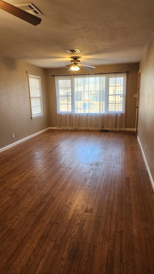 3228 Sarah St - Photo 4 of 5