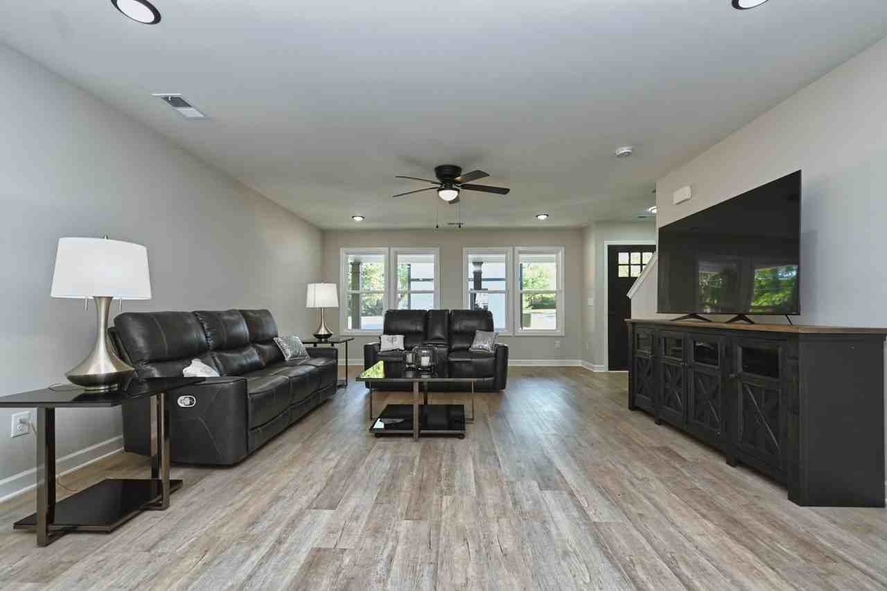 146 N Trigg Ave - Photo 4 of 41