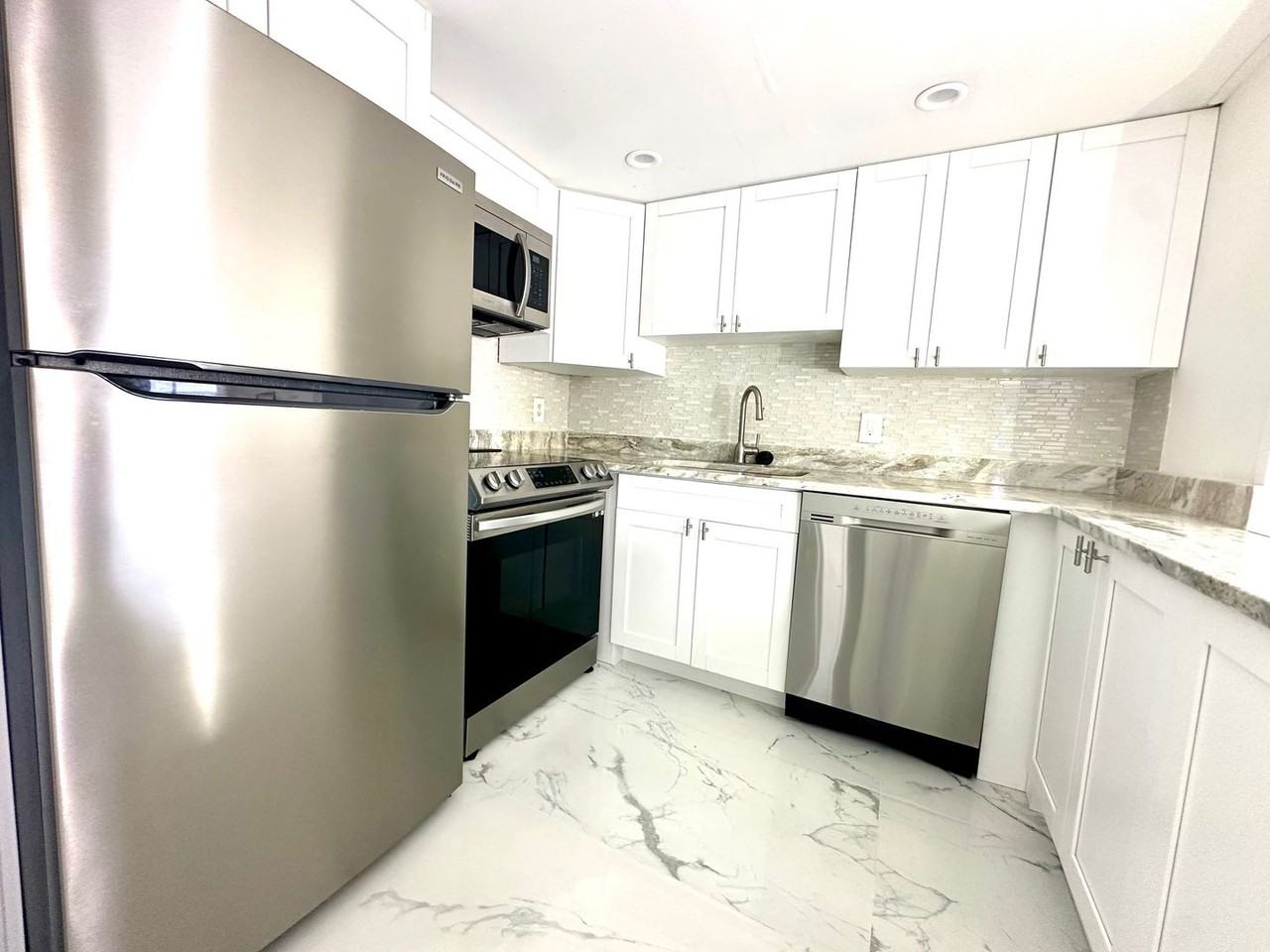 4550 Cove Cir #905 - Photo 4 of 18