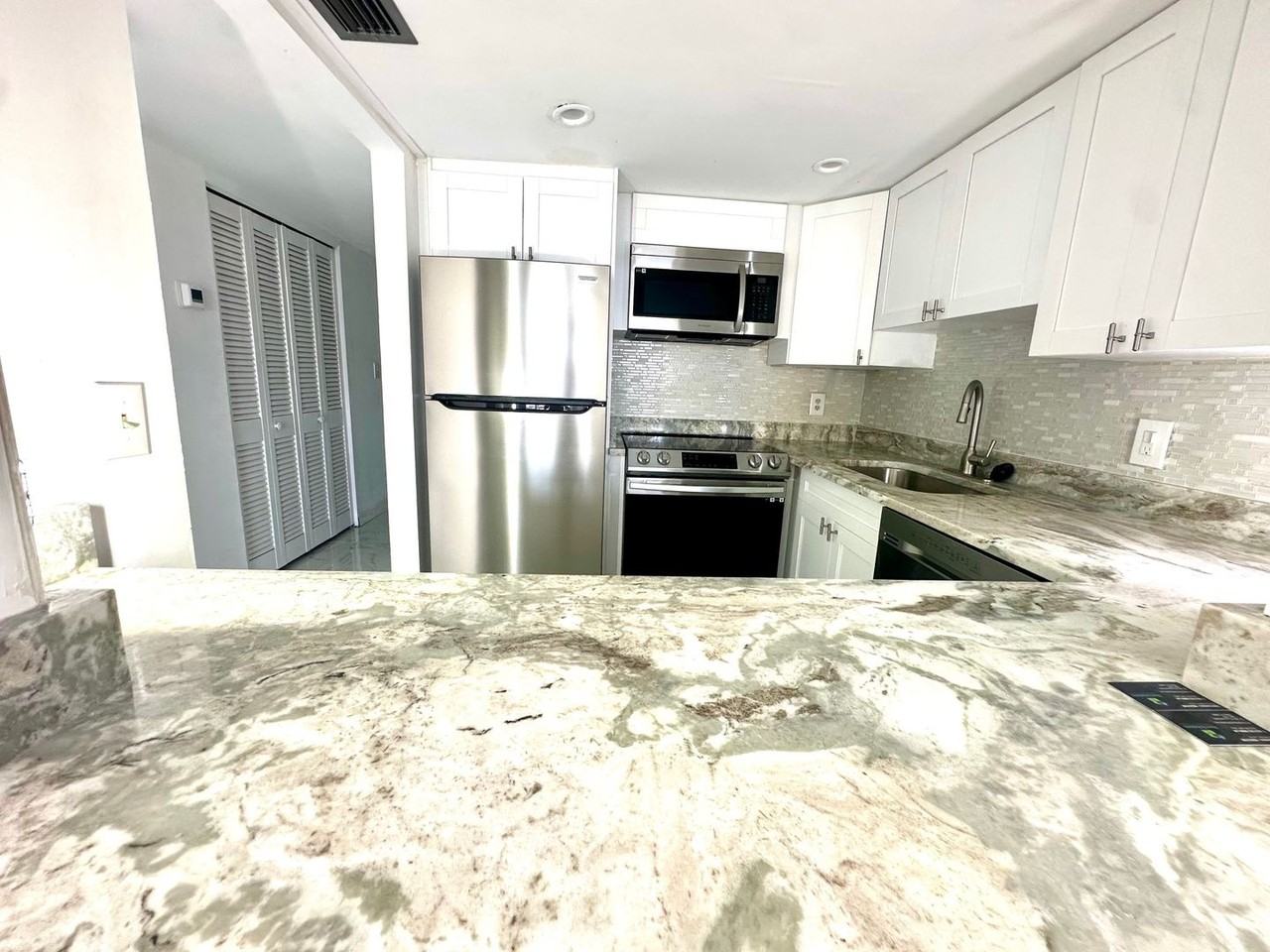 4550 Cove Cir #905 - Photo 5 of 18