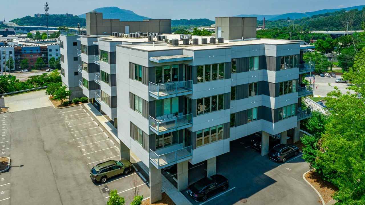 411 Fairpoint St - Photo 2 of 50