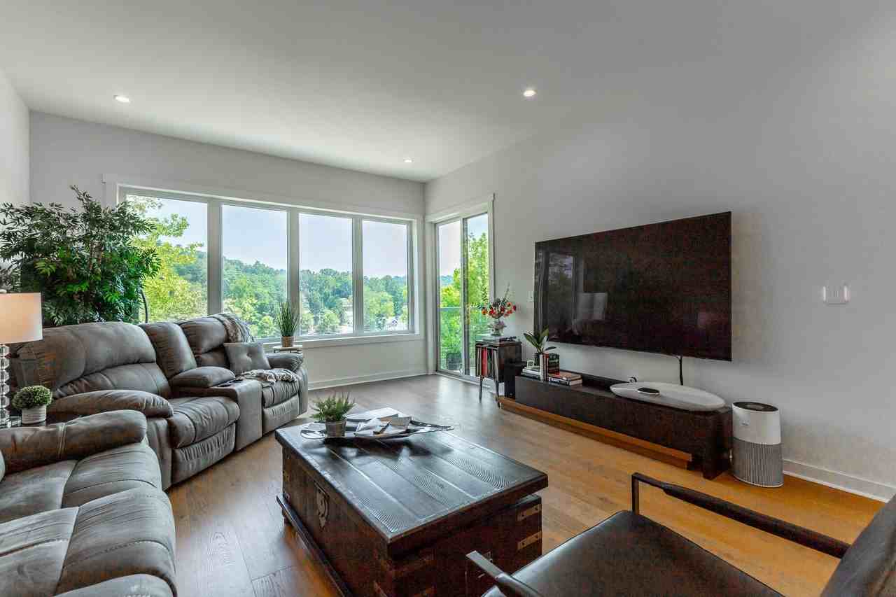 411 Fairpoint St - Photo 3 of 50