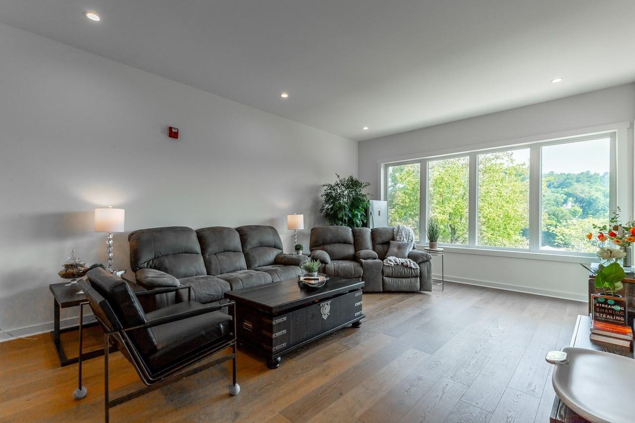 411 Fairpoint St - Photo 4 of 50