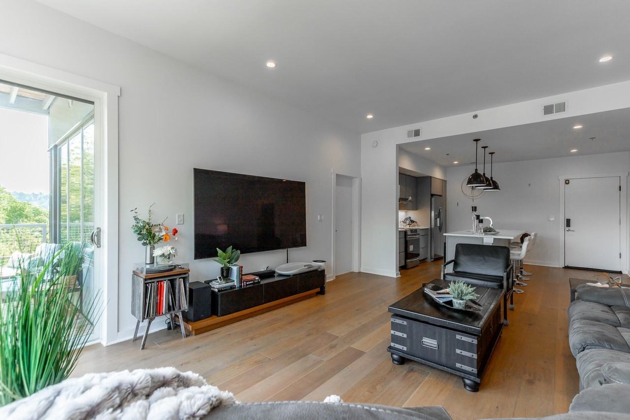 411 Fairpoint St - Photo 5 of 50