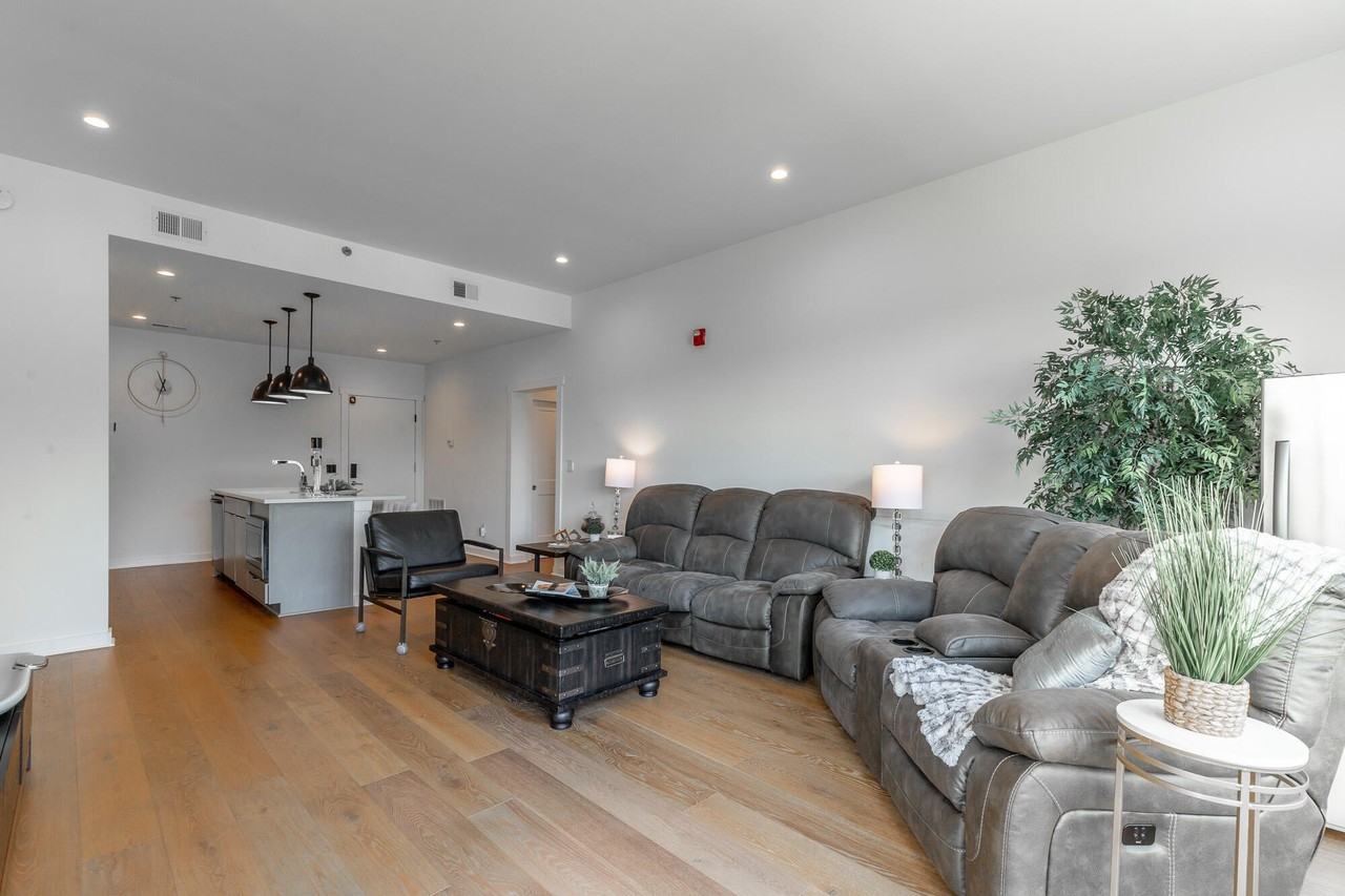 411 Fairpoint St - Photo 6 of 50