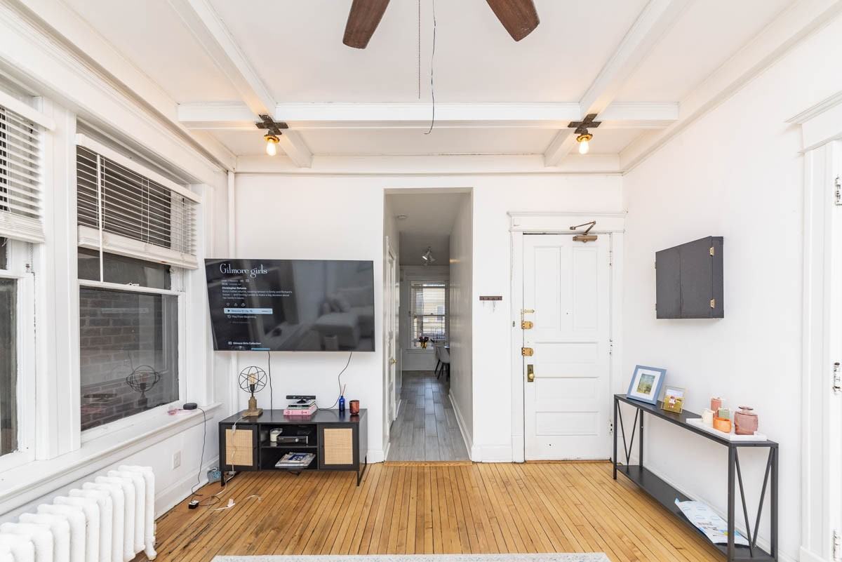 1722 N Mohawk St #1R - Photo 2 of 19