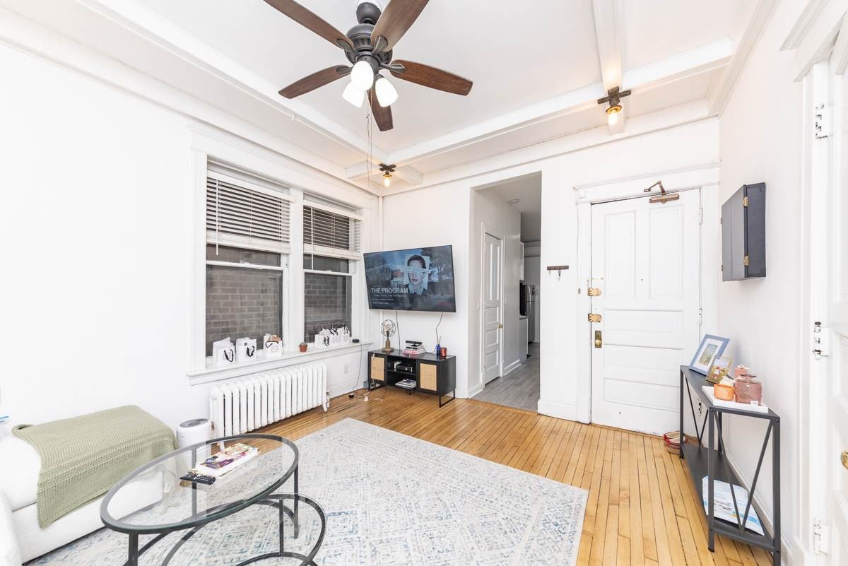 1722 N Mohawk St #1R - Photo 3 of 19