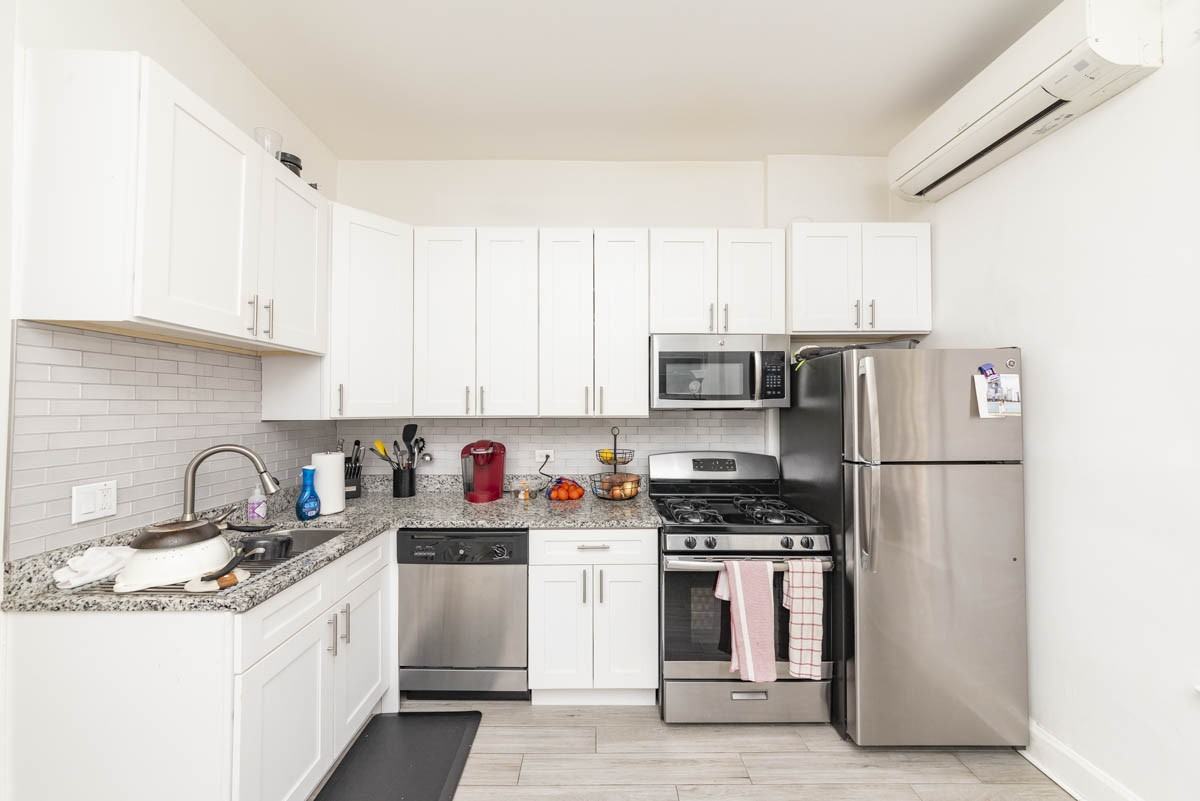 1722 N Mohawk St #1R - Photo 4 of 19