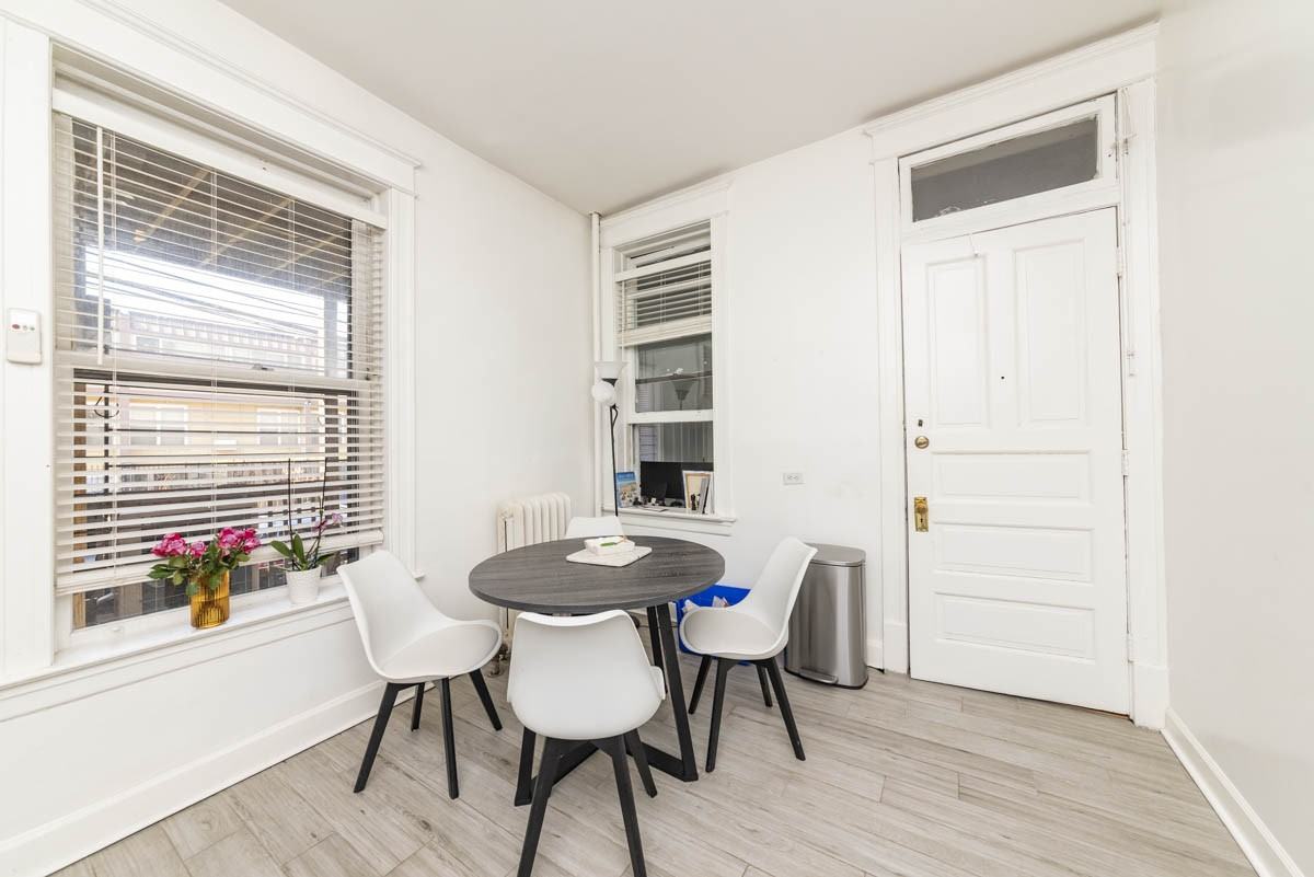 1722 N Mohawk St #1R - Photo 5 of 19