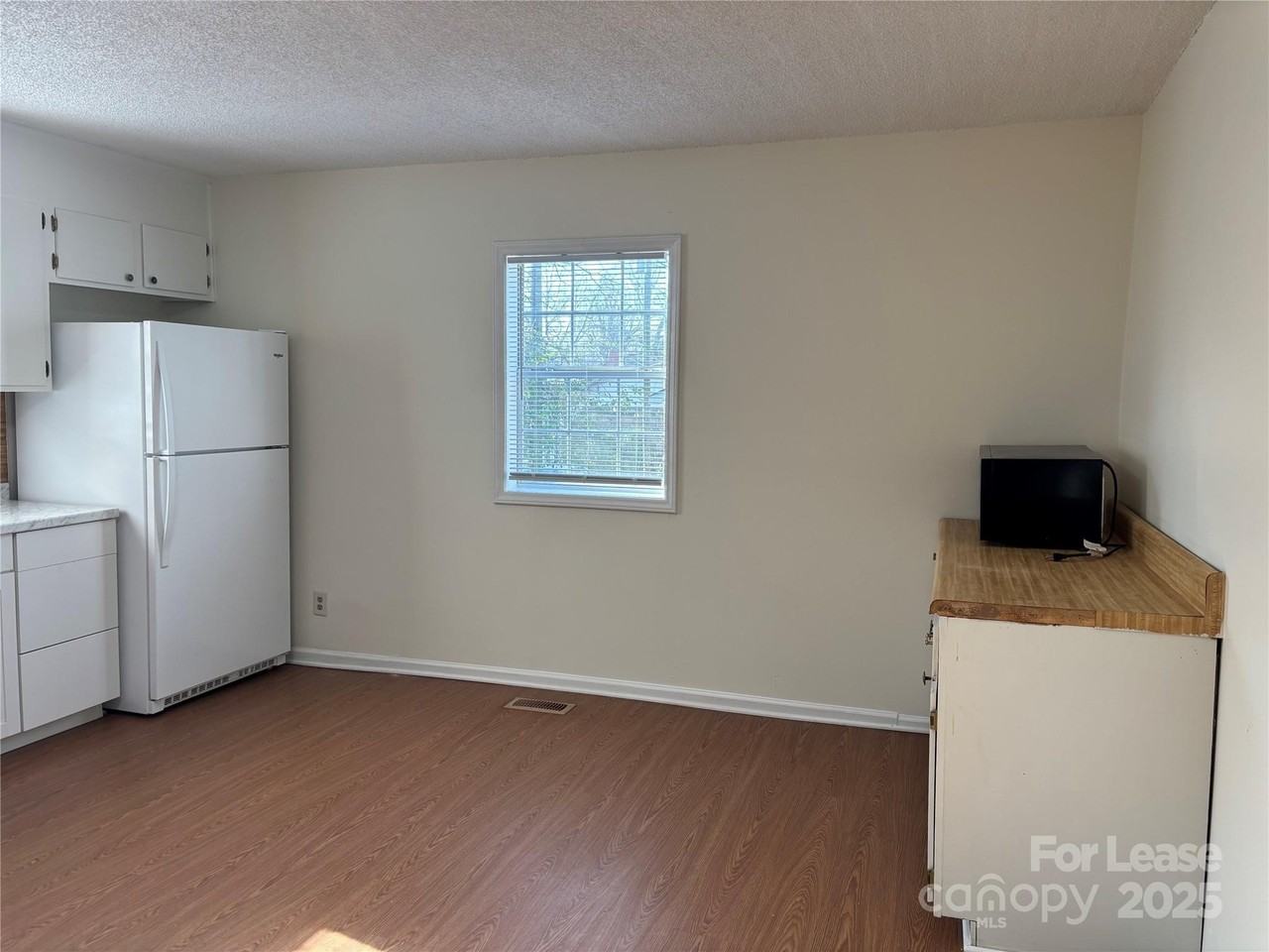 828 Spruce St - Photo 6 of 26