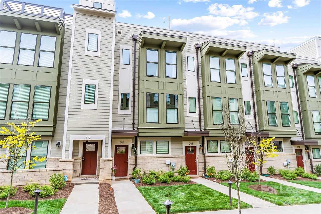 240 Uptown West Dr - Photo 2 of 24