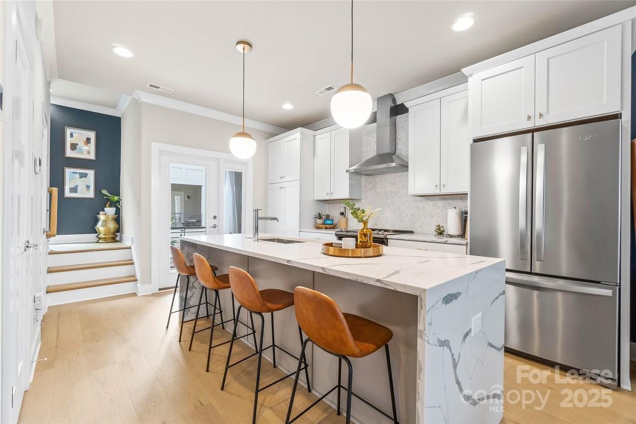 240 Uptown West Dr - Photo 3 of 24