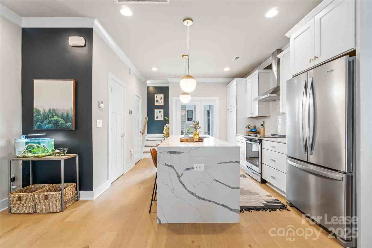 240 Uptown West Dr - Photo 4 of 24