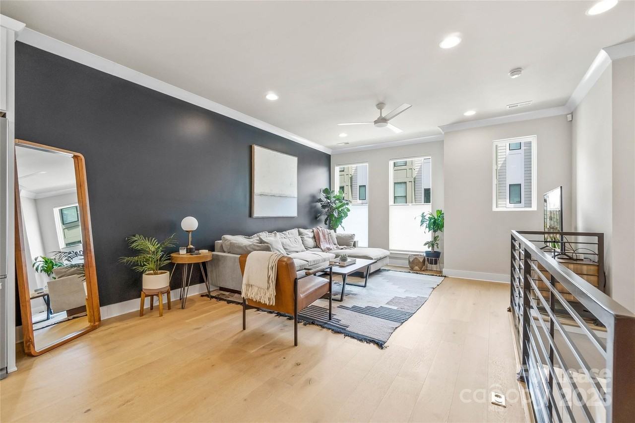 240 Uptown West Dr - Photo 6 of 24