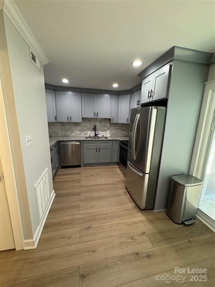 824 N Flint St - Photo 5 of 17