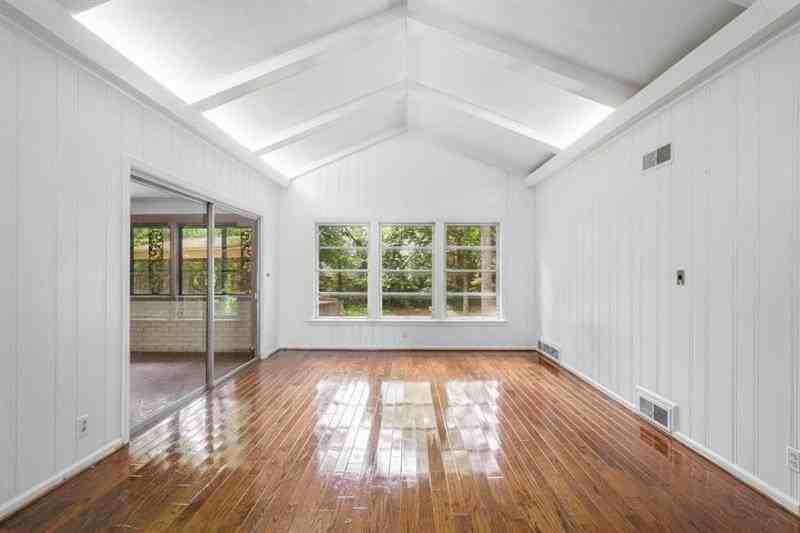 757 Old Ivy Rd Ne - Photo 6 of 36