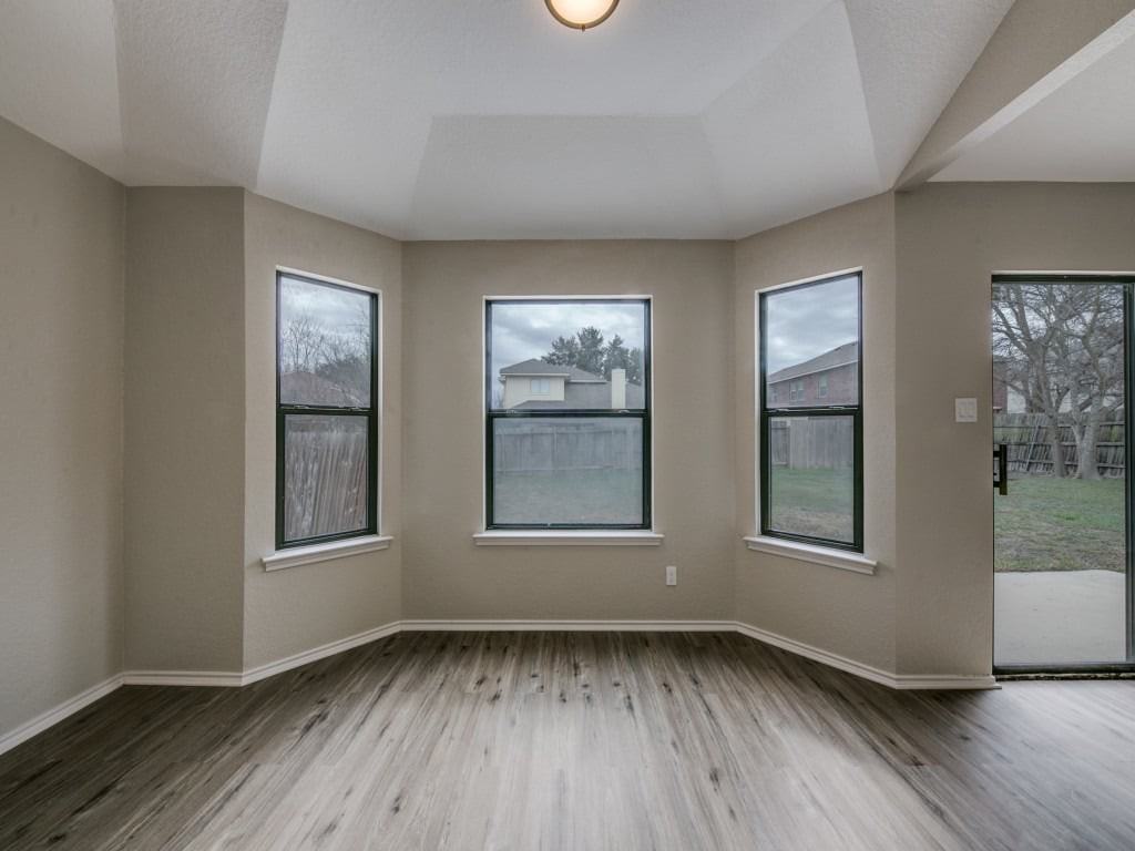 9218 Shadow Crest Dr - Photo 4 of 14