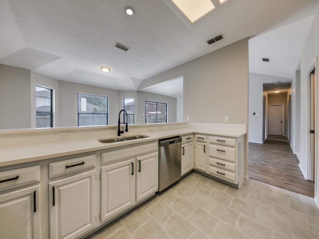 9218 Shadow Crest Dr - Photo 7 of 14