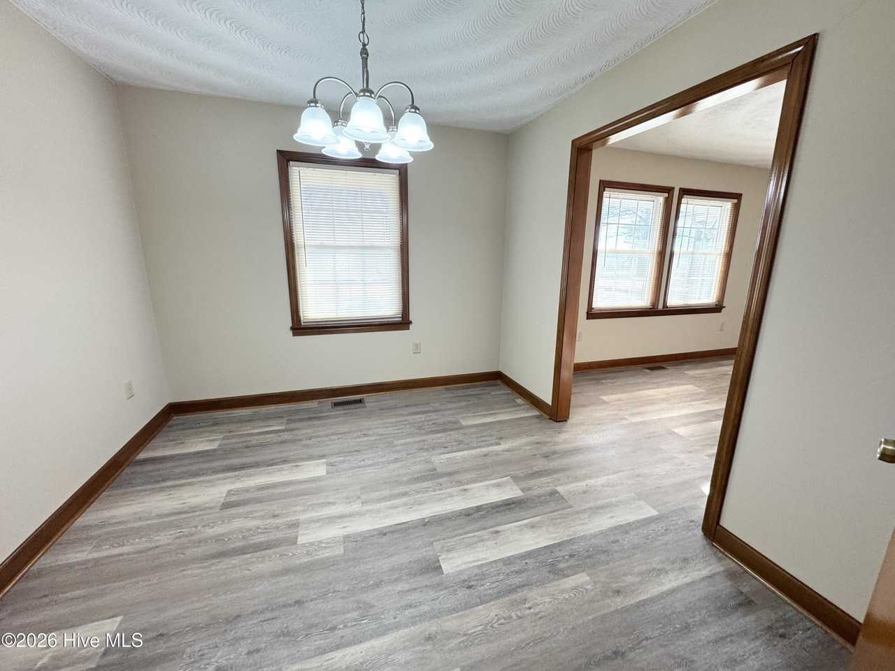 108 Seymour Dr - Photo 2 of 18