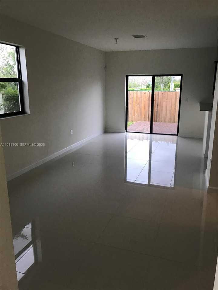 8807 Nw 103rd Ave - Photo 3 of 8