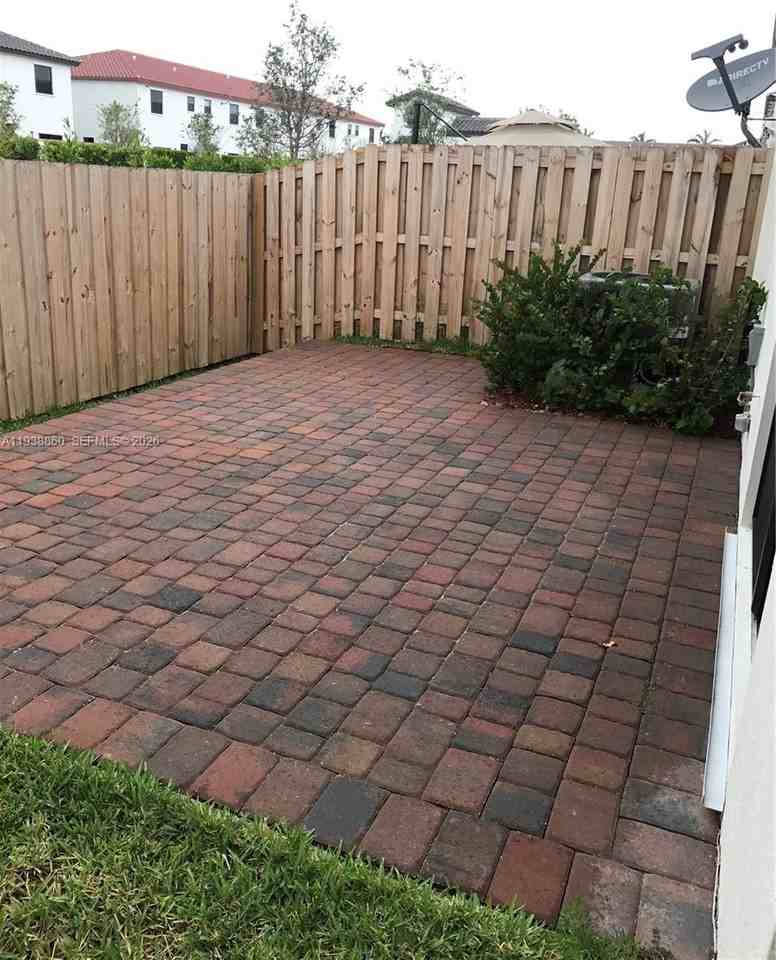 8807 Nw 103rd Ave - Photo 4 of 8