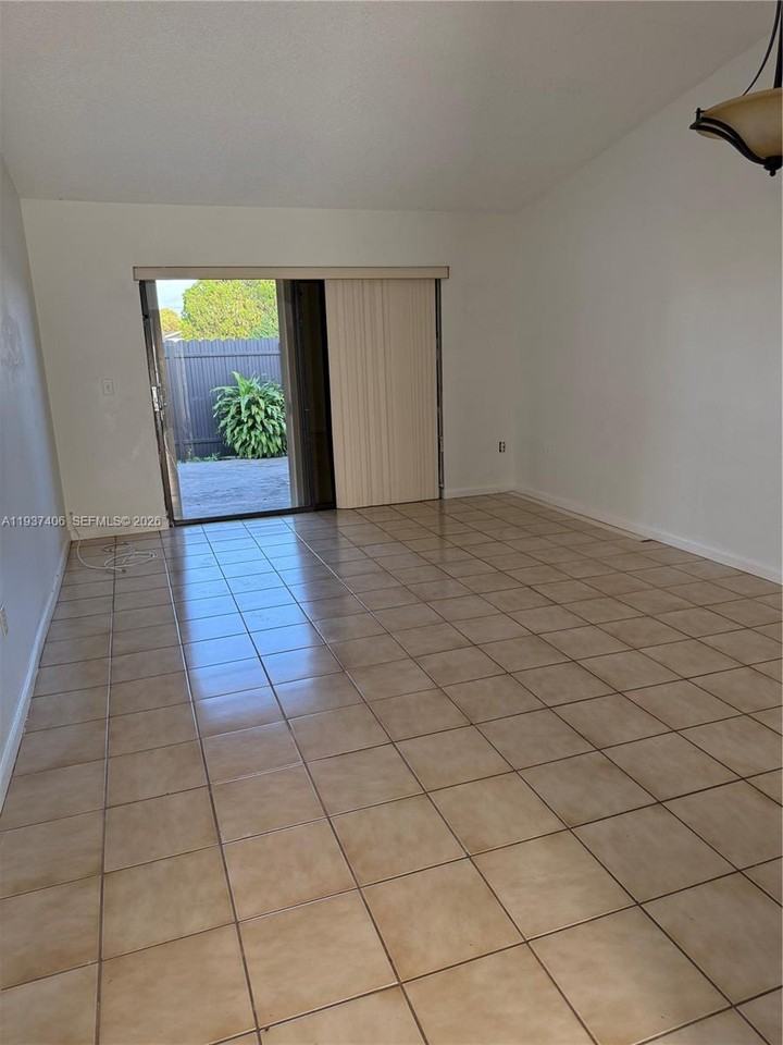 5143 Sw 140th Pl #5143 - Photo 2 of 8