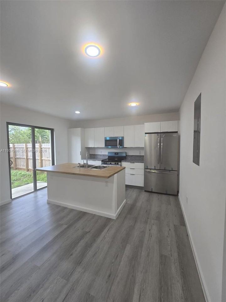 568 Nw 7th St - Photo 3 of 8