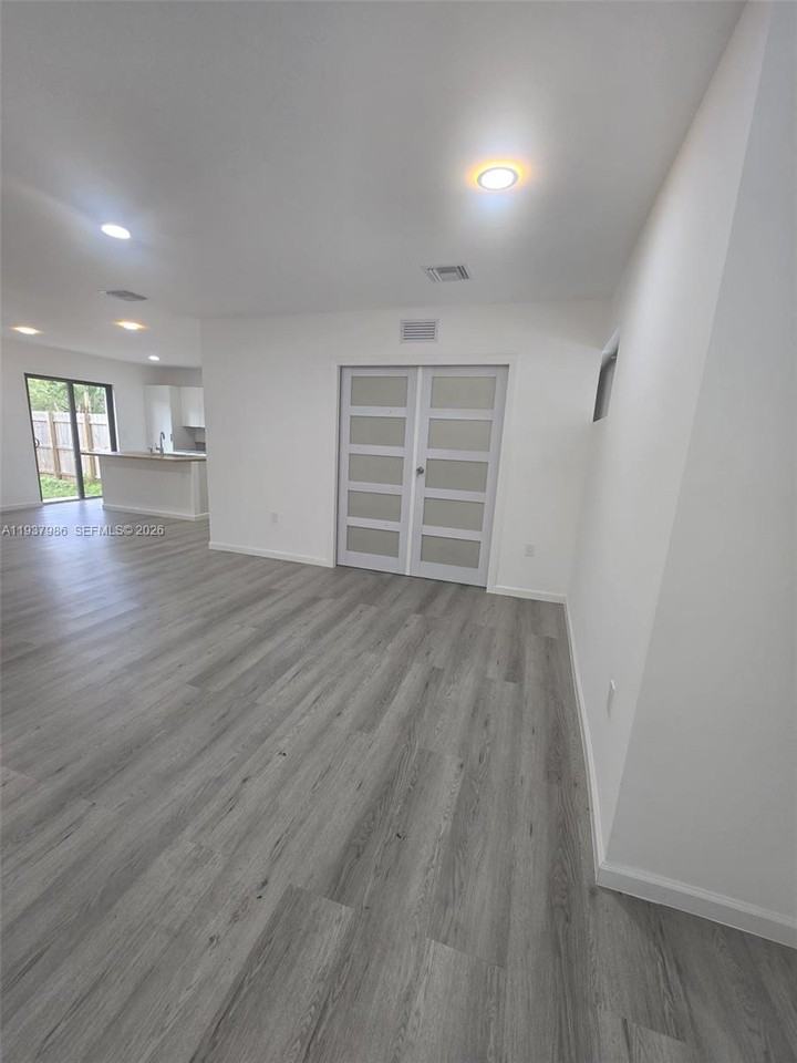 568 Nw 7th St - Photo 5 of 8