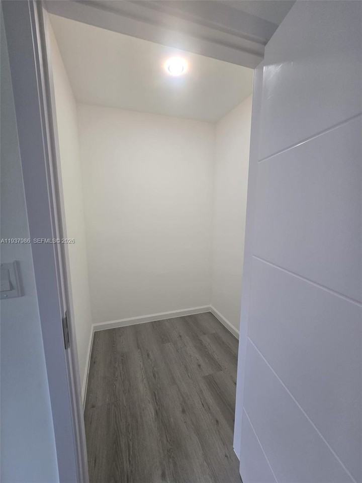 568 Nw 7th St - Photo 7 of 8