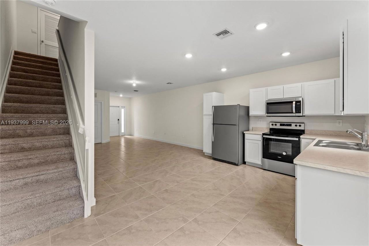 433 Ne 12th St #433 - Photo 2 of 8