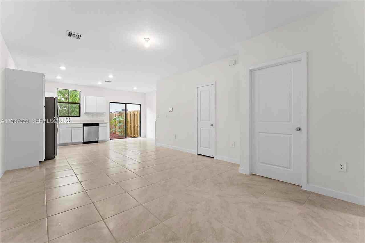 433 Ne 12th St #433 - Photo 3 of 8