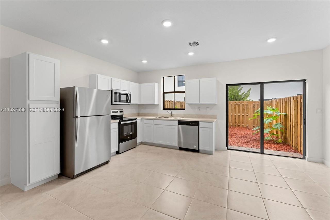 433 Ne 12th St #433 - Photo 4 of 8