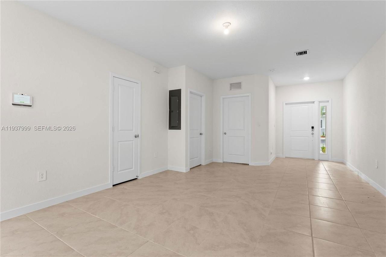 433 Ne 12th St #433 - Photo 5 of 8