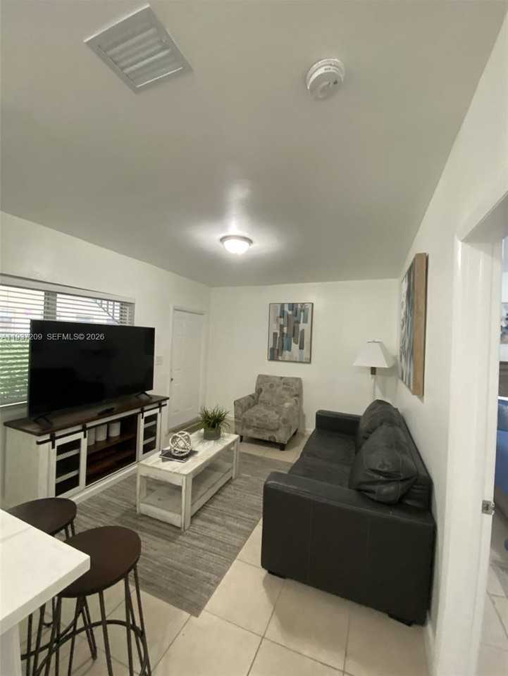 1042 Nw 2nd St #1042 - Photo 4 of 8